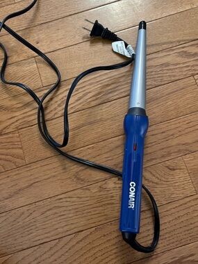 Conair hair curling wand, it works . I just upgraded to higher end .